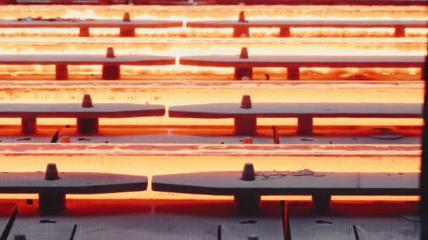 Stahlbarren bewegen sich durch Pipeline auf Eisenwerk — Stockvideo