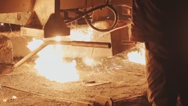 Molten metal is pouring on a steel casting foundry — 비디오