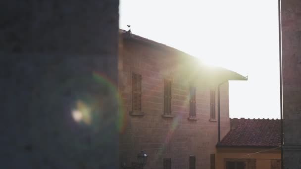 トスカーナ州、イタリア-夏2019:古いトスカーナの町の建物の上に輝く太陽 — ストック動画