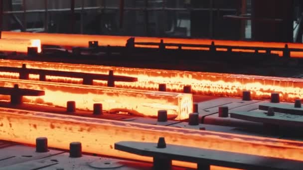 Acél tuskó halad át a csővezetéken a vasgyár — Stock videók