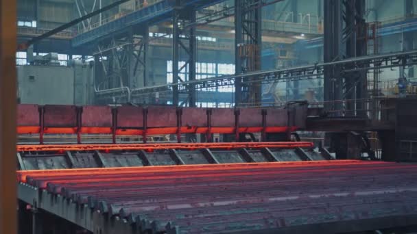 Машина непрерывного литья производит стальные заготовки на металлургическом заводе — стоковое видео