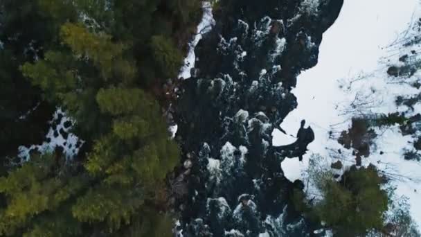 Drohnenschuss aus der Luft: Schneller Fluss mit Stromschnellen im Winterwald im russischen Norden — Stockvideo