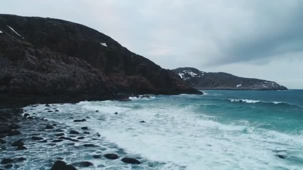 Ryssland, Kolahalvön, Barents hav: vågigt tomt hav på den ryska norra delen av ön — Stockvideo