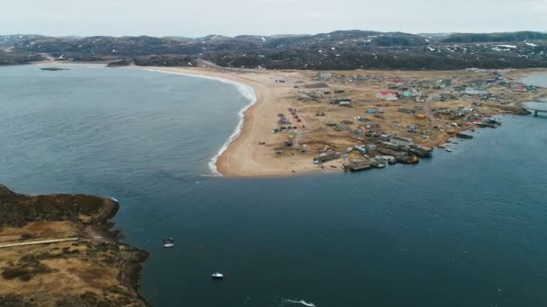 Ryssland, Kolahalvön, Teriberka Village, drönare flyger över teriberka zooma ut — Stockvideo