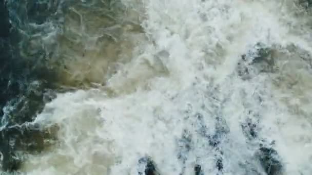 Północna rzeka, poruszająca się szybko i silnie, woda rzeczna blisko — Wideo stockowe