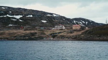 Rusya, Kola Yarımadası, Teriberka, deniz kıyısından boş bir sahil köyü.