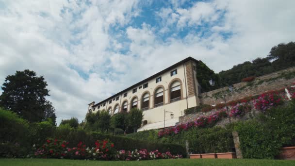 Toskania, Włochy, Lato 2019: stara willa kwitnący ogród, stały niski kąt widzenia — Wideo stockowe