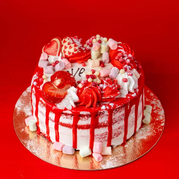 Tarta de San Valentín con decoraciones en forma de fresa y corazón sobre fondo rojo brillante —  Fotos de Stock