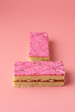 Geleneksel Rus kurabiyesi reçelli ve parlak arka planda pembe jöleli.