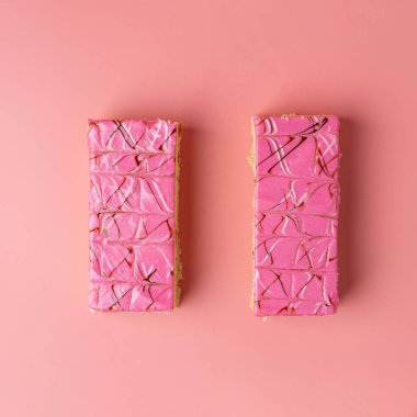 Geleneksel Rus kurabiyeleri. Parlak arka planda reçel ve pembe jöleli.