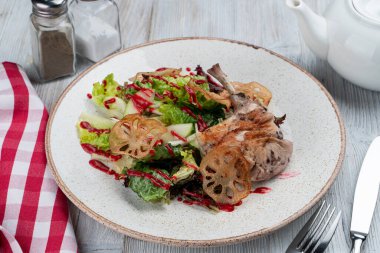 Sıcak sous vide tavşan eti ve nilüfer kökü cipsli gurme salatası.