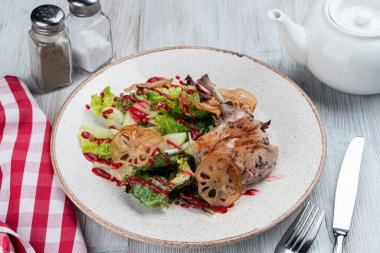 Sıcak sous vide tavşan eti ve nilüfer kökü cipsli gurme salatası.
