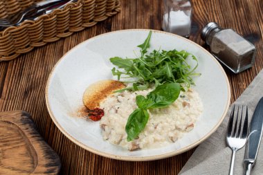 Klasik İtalyan kremalı risotto ve mantar ve roka.