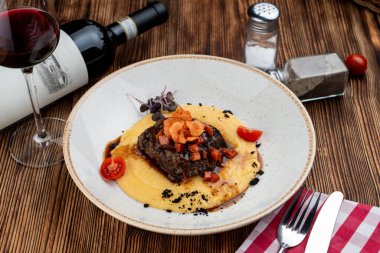 Kahverengi soslu dana yanakları ve parmesanlı peynirli polenta peyniri.