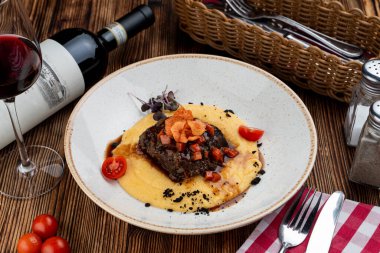 Kahverengi soslu dana yanakları ve parmesanlı peynirli polenta peyniri.