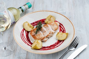 Restoranda Şükran Günü yemeği: Fırında elma ve kızılcık soslu hindi göğsü fileto.