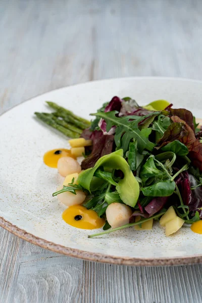 Salade Aux Pétoncles Mangue Épinards Sur Table Bois Blanc — Photo