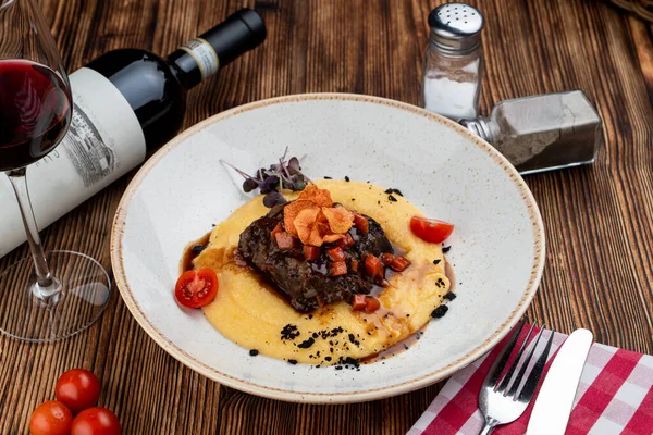 Kahverengi soslu dana yanakları ve parmesanlı peynirli polenta peyniri.