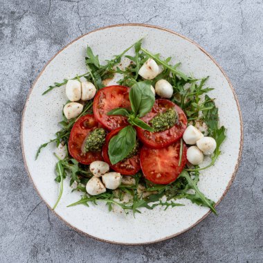 Olgun domates, mozzarella peyniri, fesleğen ve pesto soslu klasik İtalyan kaprisi.. 
