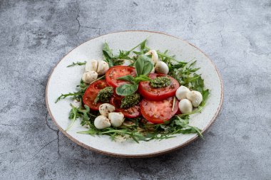 Olgun domates, mozzarella peyniri, fesleğen ve pesto soslu klasik İtalyan kaprisi.. 