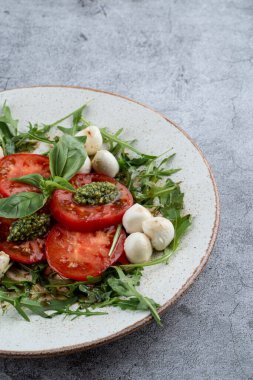 Olgun domates, mozzarella peyniri, fesleğen ve pesto soslu klasik İtalyan kaprisi.. 
