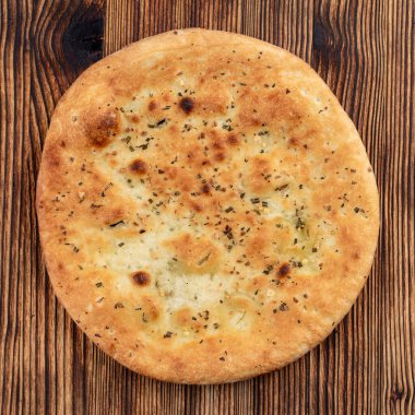 Yumuşak tüylü Focaccia sarımsaklı ve biberiyeli ahşap masa