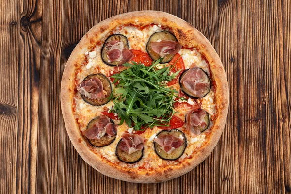 Pizza Italiana Com Berinjela Grelhada Rúcula Tomate Presunto Parma Queijo — Fotografia de Stock