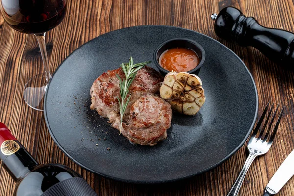 Carne Porco Suculenta Com Molho Pimenta Metade Grelhada Alho Servida — Fotografia de Stock