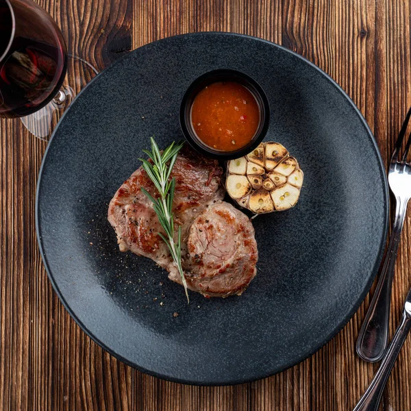 Carne Porco Suculenta Com Molho Pimenta Metade Grelhada Alho Servida — Fotografia de Stock