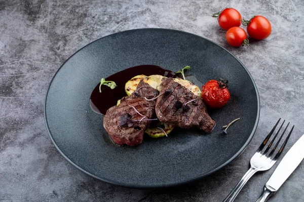 Medallones Lomo Ternera Con Salsa Vino Caliente Con Verduras Parrilla —  Fotos de Stock