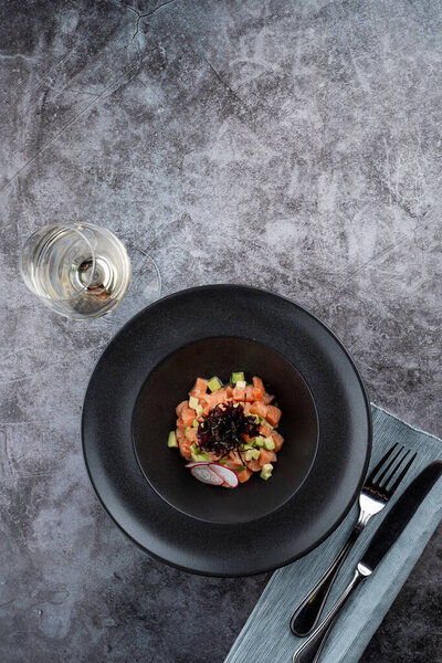 Лосось тартар с авокадо и специальный соус шеф-повара с белым вином и соевым соусом
