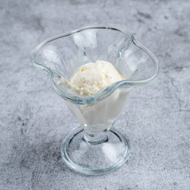 Dondurma bardağında bir kepçe vanilyalı dondurma