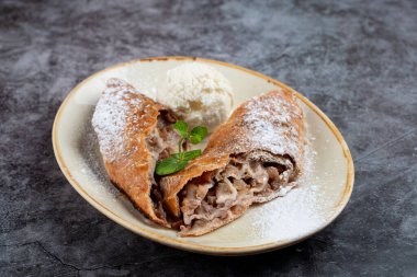 Kuru üzüm ve tarçınlı klasik elmalı turta. 