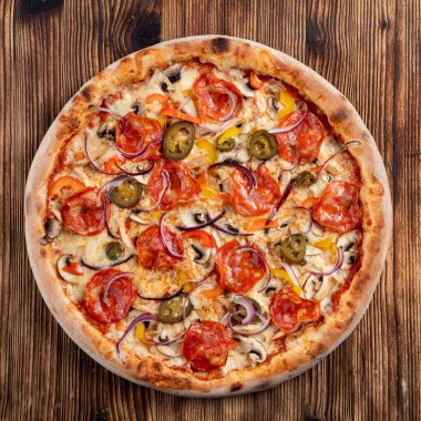 İtalyan restoranında acı sosisli, jalapenolu ve dolma biberli sıcak sucuklu pizza.