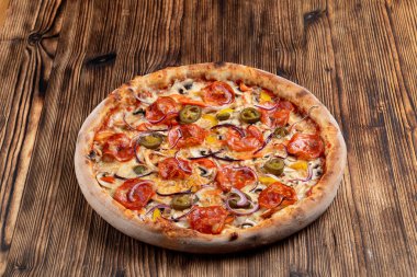 İtalyan restoranında acı sosisli, jalapenolu ve dolma biberli sıcak sucuklu pizza.