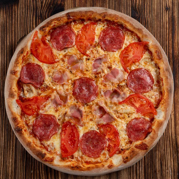 Pizza Carne Italiana Com Bacon Salame Pepperoni Frango Temperada Com — Fotografia de Stock