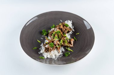 Mantar stroganof ve beyaz haşlanmış pirinç menü için beyaza izole edilmiş.