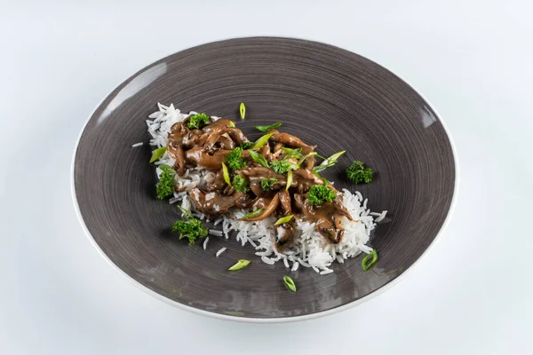 Mantar stroganof ve beyaz haşlanmış pirinç menü için beyaza izole edilmiş.