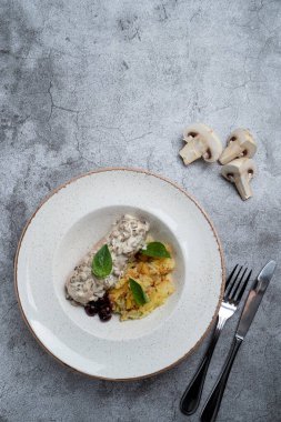 Kızarmış tavuk filetosu, yanında da altın kabuklu patates.