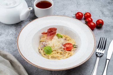 Geleneksel kremalı yumurta soslu ve kızarmış pastırmalı carbonara. 