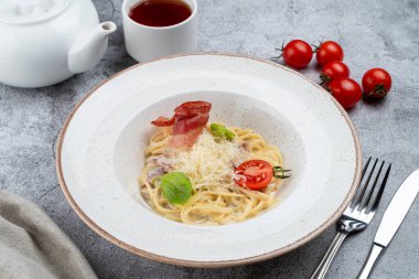 Geleneksel kremalı yumurta soslu ve kızarmış pastırmalı carbonara. 