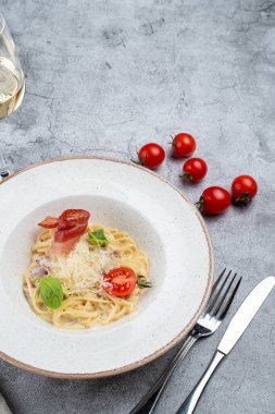 Yumurta kremalı ve kıtır pastırmalı geleneksel carbonara.