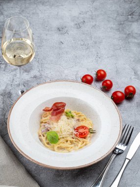 Yumurta kremalı ve kıtır pastırmalı geleneksel carbonara.