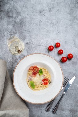 Yumurta kremalı ve kıtır pastırmalı geleneksel carbonara.