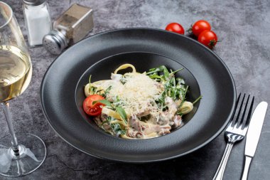 Tirol jambonlu makarna, roka ve bir bardak iyi beyaz şarap.