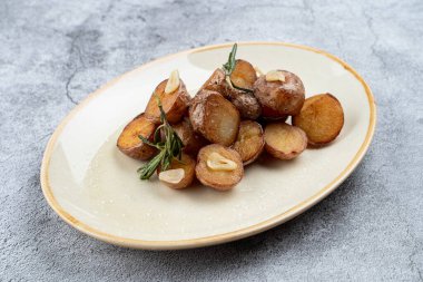 Sarımsaklı ve biberiyeli fırında patates. 