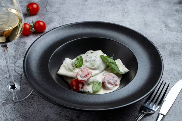 Ravioli Pesce Fatti Mano Con Trota Salmone Salsa Panna Pesto — Foto Stock