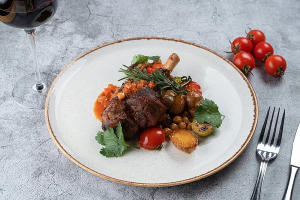 Costeleta Porco Com Batata Bebê Assada Legumes Grão Bico — Fotografia de Stock