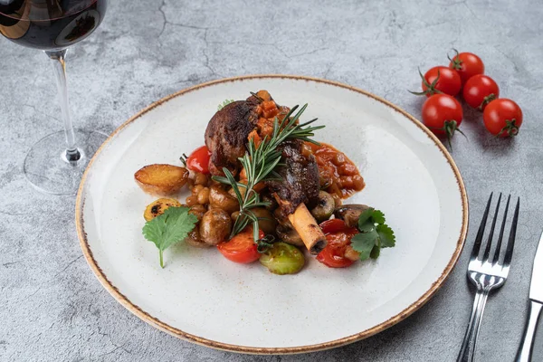 Costeleta Porco Com Batata Bebê Assada Legumes Grão Bico — Fotografia de Stock