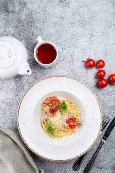 Yumurta kremalı ve kıtır pastırmalı geleneksel carbonara.